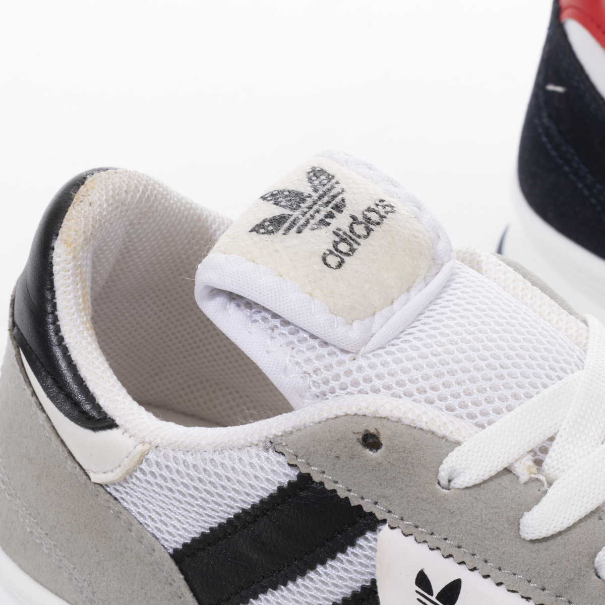 كوتشي اديداس حريمي