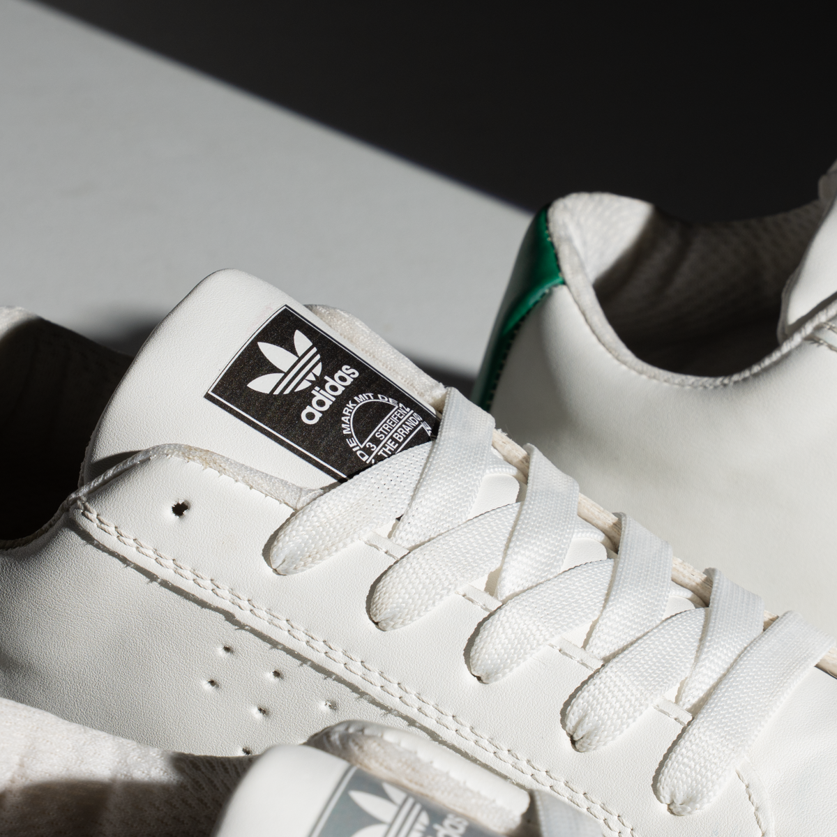 سنيكر أديداس ثلاث خطوط جلد