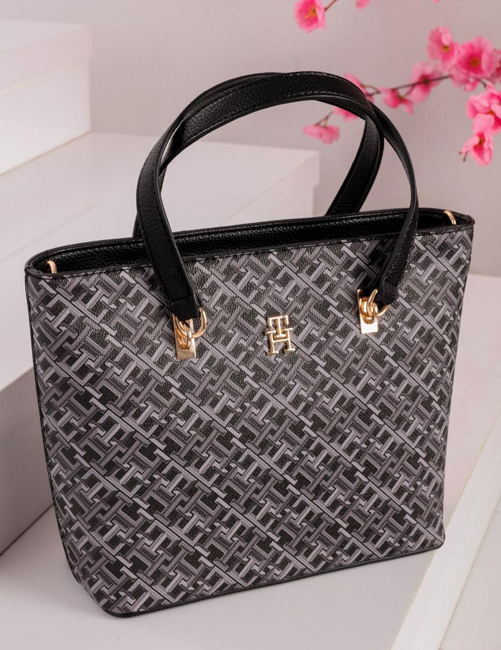 شنطة يد حريمي تومي