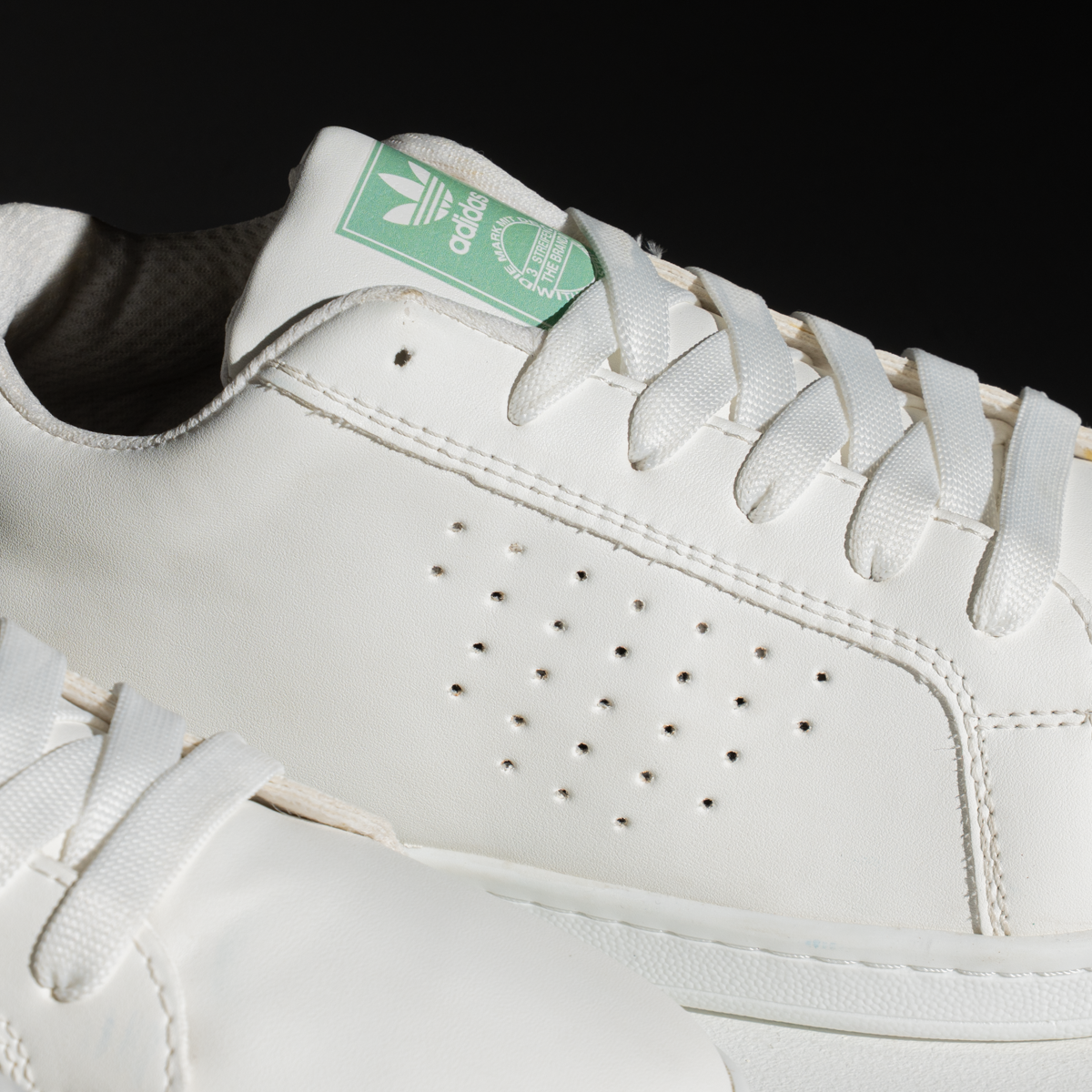 سنيكر أديداس ثلاث خطوط جلد