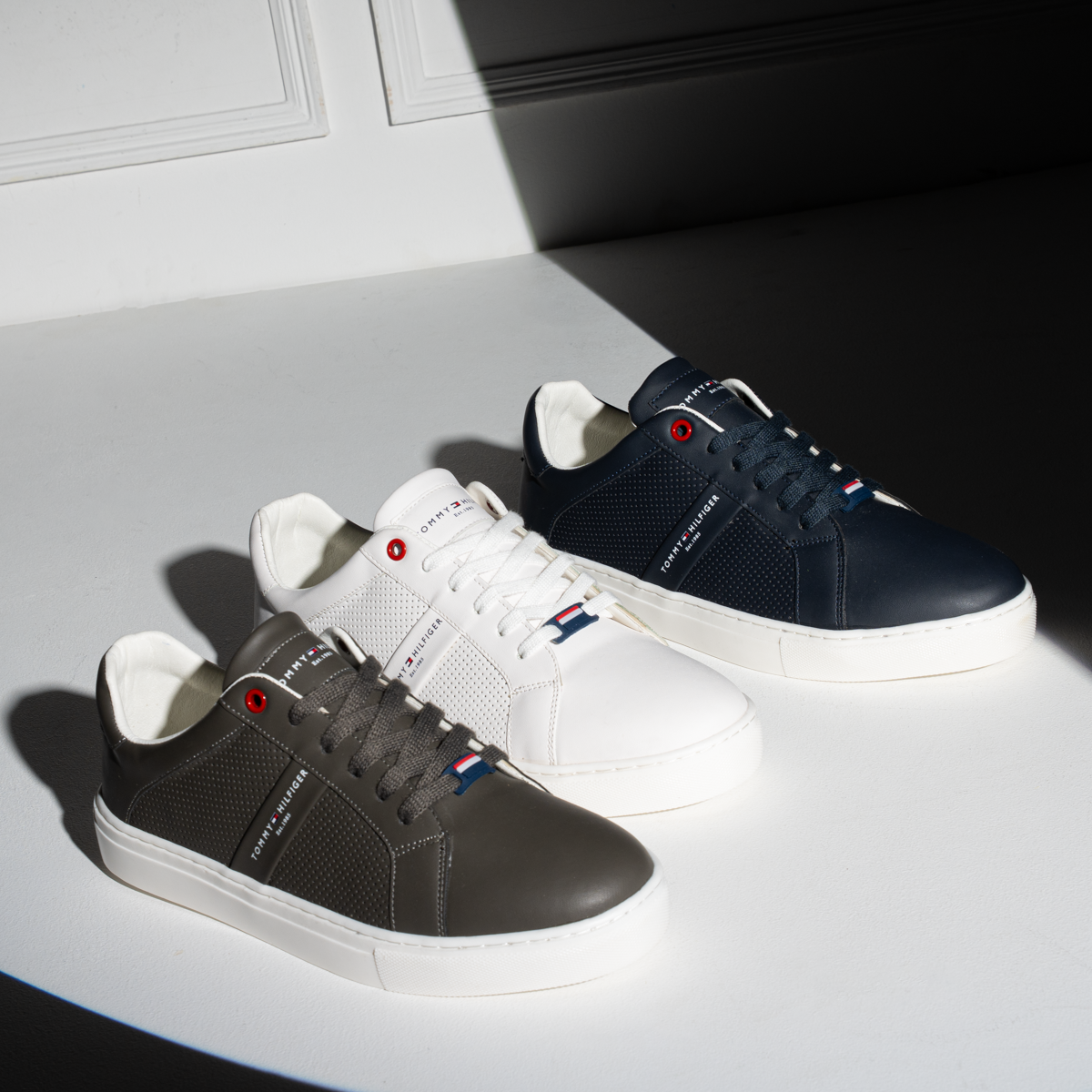 سنيكر تومي رجالي جلد