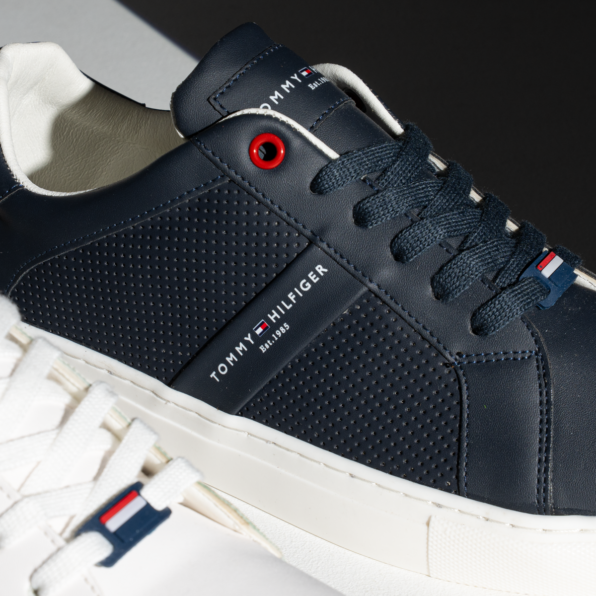 سنيكر تومي رجالي جلد