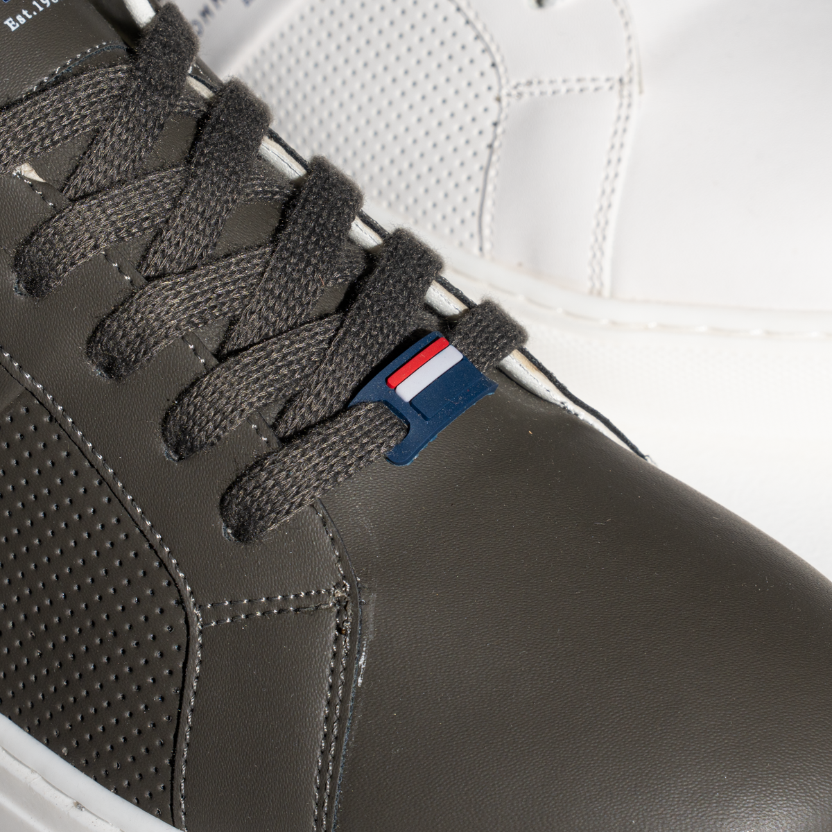 سنيكر تومي رجالي جلد