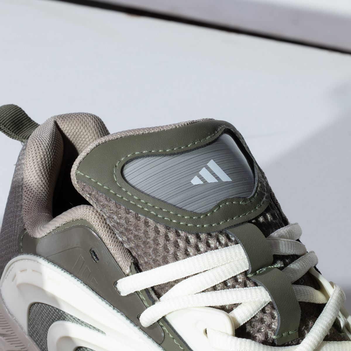 كوتشي أديداس